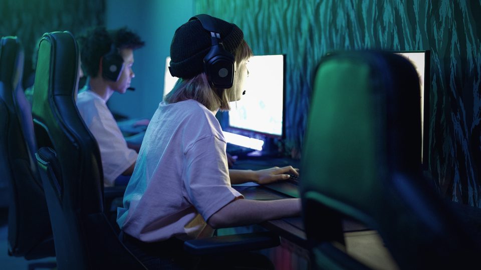 Сначала смените регион загрузки в Steam